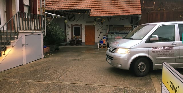 Betriebssitz von Maler Huber in Malterdingen mit Firmenwagen im Hof